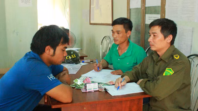 Y Nam mang vật chứng trình báo công an xã ĐLiêYang.