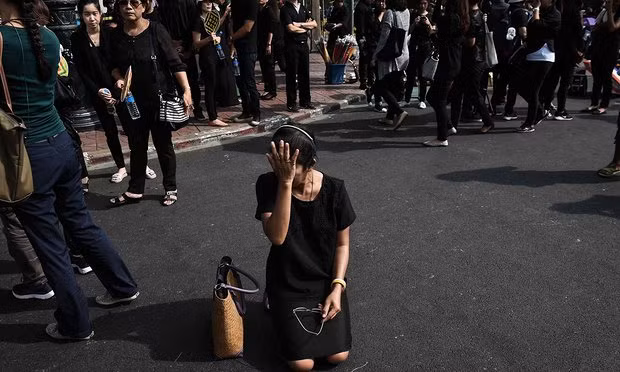 Người dân Thái Lan mặc đồ đen đứng bên ngoài Cung điện Hoàng gia ở Bangkok để tiễn biệt nhà vua.
