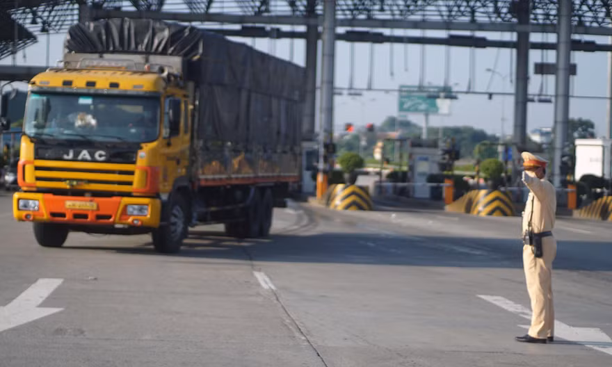 Cán bộ CSGT tại chốt Pháp Vân - Cầu Giẽ kiểm tra phương tiện. Ảnh: Thanh Hà