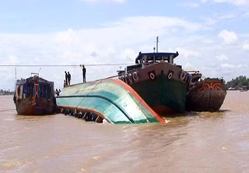 Lực lượng chức năng tiến hành trục vớt xà lan bị chìm. Ảnh: Cửu Long.