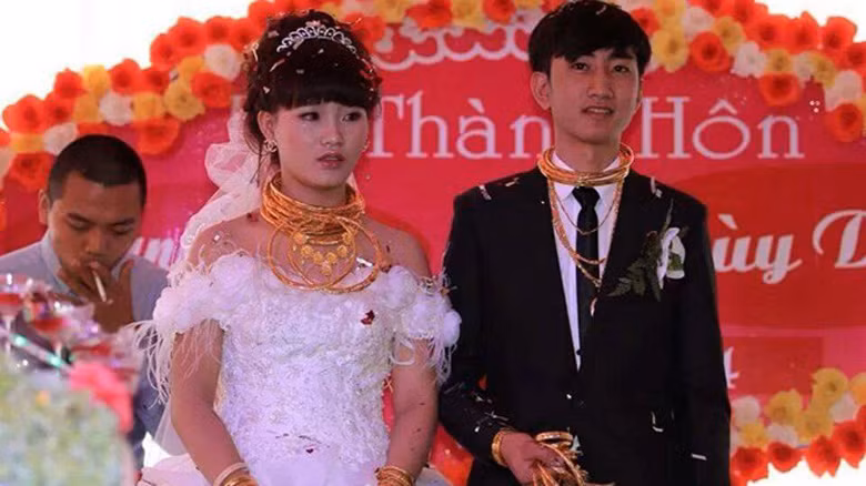  Cô dâu chú rể đeo vàng trĩu cổ khiến dư luận quan tâm đặc biệt.