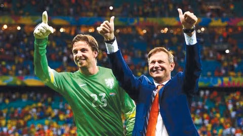 Frans Hoek (phải) cùng học trò Tim Krul trong trận thắng Costa Rica