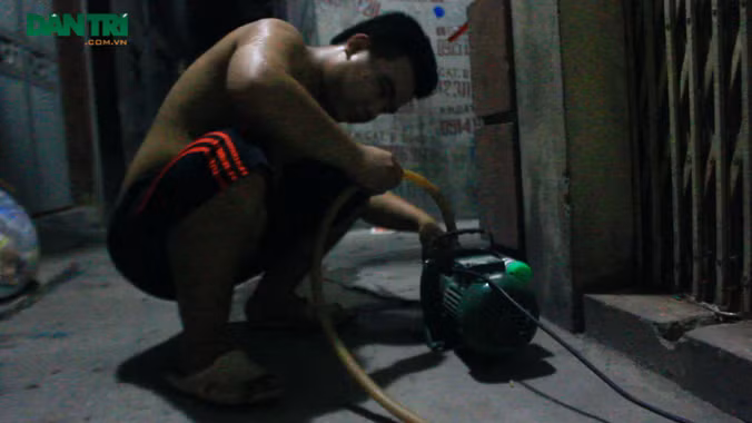 Cả đêm phải canh nước là tình cảnh hiện tại của những hộ dân xóm Chùa.
