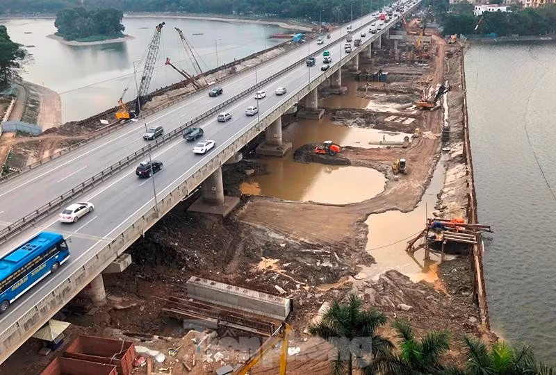 Mặt hồ Linh Đàm bị xẻ đôi vì dự án cầu cạn chậm trả mặt bằng