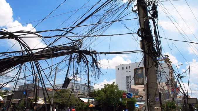 Trụ điện phát lửa gây cháy đường điện và cáp viễn thông.