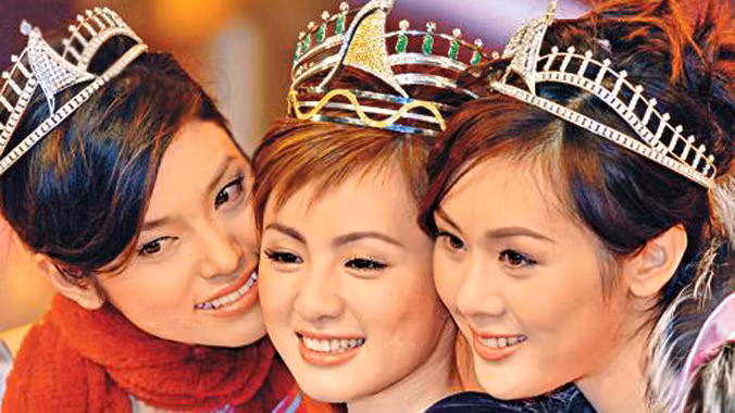 Lữ Tinh Tinh (giữa) và các Á hậu châu Á 2004.