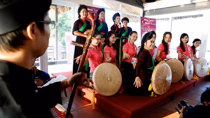 Vui hát quan họ. Ảnh: Hồng Vĩnh