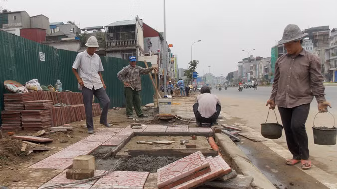 Mới thông xe chưa được 6 tháng nhưng vỉa hè đường vành đai 1 đoạn Ô Chợ Dừa - Hoàng Cầu đã phải vá víu nhiều đoạn. Ảnh: T. Đảng