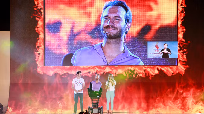 Nick Vujicic giao lưu với khán giả tối 24/5. Ảnh: Trường Phong