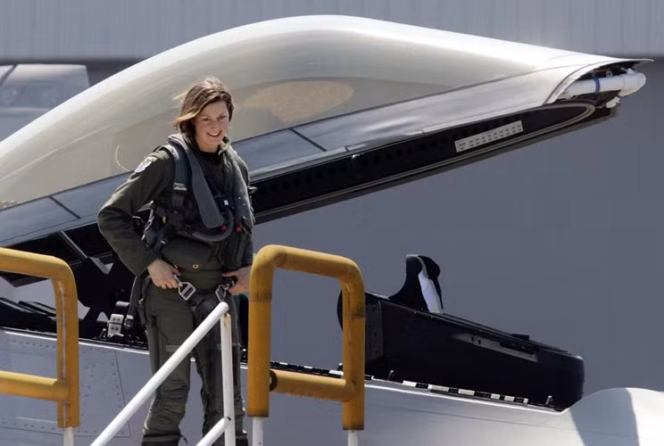 Nữ phi công quân đội Jammie Jamieson rời buồng lái siêu chiến đấu cơ F-22A Raptor sau khi nó hạ cánh xuống căn cứ không quân ở Seattle.