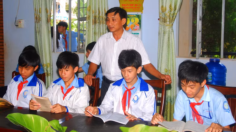 Thầy Hằng (đứng) nhận lỗi về thư viện quá chật