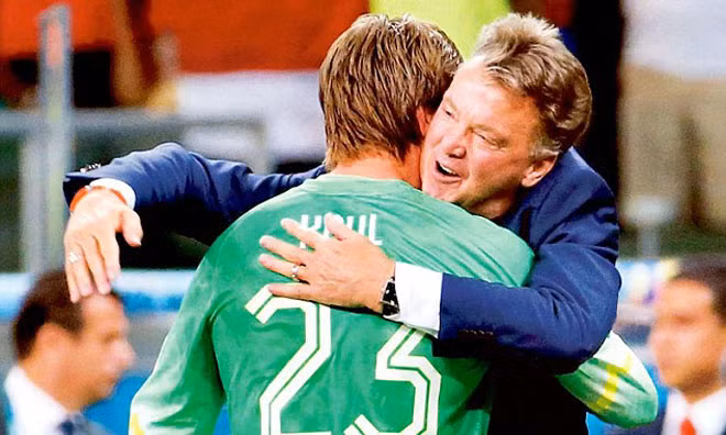 Van Gaal và tuyệt chiêu thay 'gác đền'