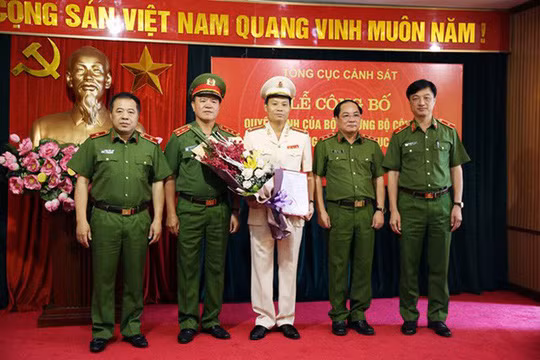 Trung tướng Trần Văn Vệ chúc mừng Đại tá Trần Ngọc Hà - Ảnh: CAND