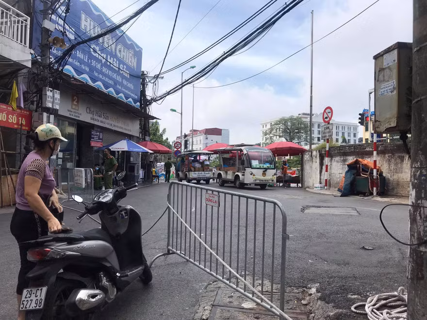 Người dân phải quay đầu tại chốt kiểm soát đầu phố Cầu Đất vì không có giấy đi đường. 
