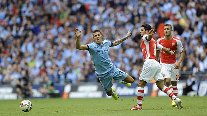 Man Xanh (trái) gục ngã trước họng pháo Arsenal. Ảnh: EPA