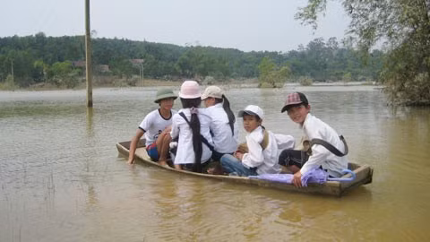 Học sinh sơ tán mùa bão lũ. Ảnh: VietNamNet.