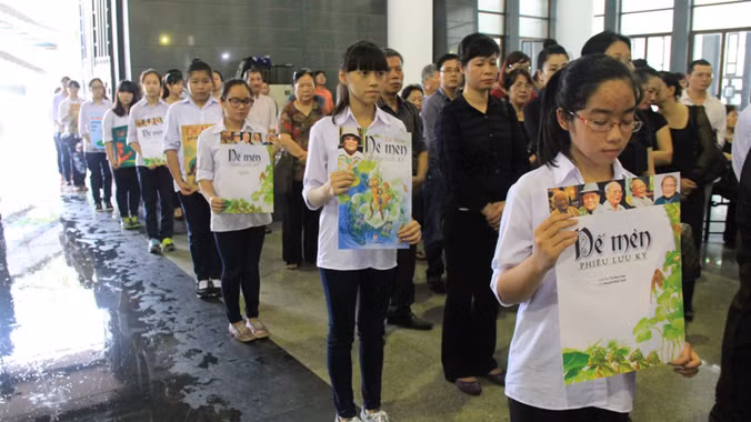 Hình ảnh trong buổi chia tay nhà văn của người lớn và trẻ em sáng 17/7