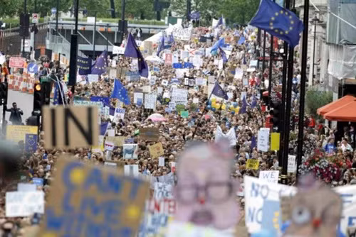 Dòng người tham gia cuộc biểu tình phản đối Brexit ở London. Ảnh: Reuters.