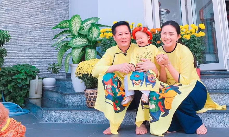 Vợ chồng cựu người mẫu Phan Như Thảo và bé Bồ Câu.