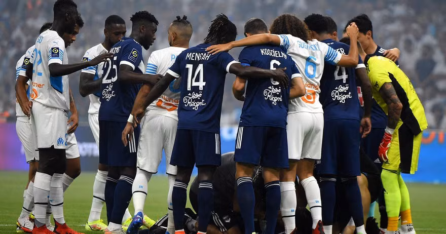 Cầu thủ Ligue 1 đột quỵ trên sân