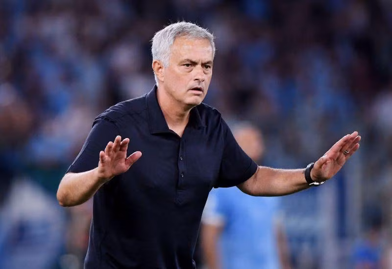 Thất bại ở derby thành Rome, Mourinho 'giở bệnh cũ' 