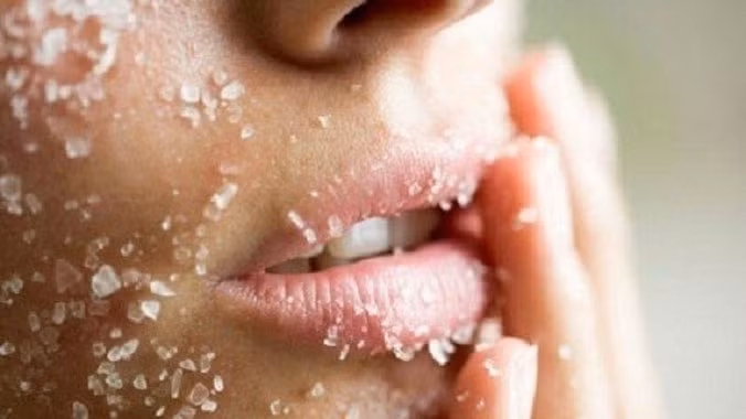 Tẩy da chết. Vào mùa đông, các tế bào chết trên da xuất hiện nhiều hơn. Nếu không tẩy da chết, da bạn sẽ trở nên thô ráp, các dưỡng chất không thẩm thấu được xuống da. Do vậy, bạn đừng bỏ qua bước đầu tiên này nhé. Bạn nên áp dụng phương pháp tẩy da chết 