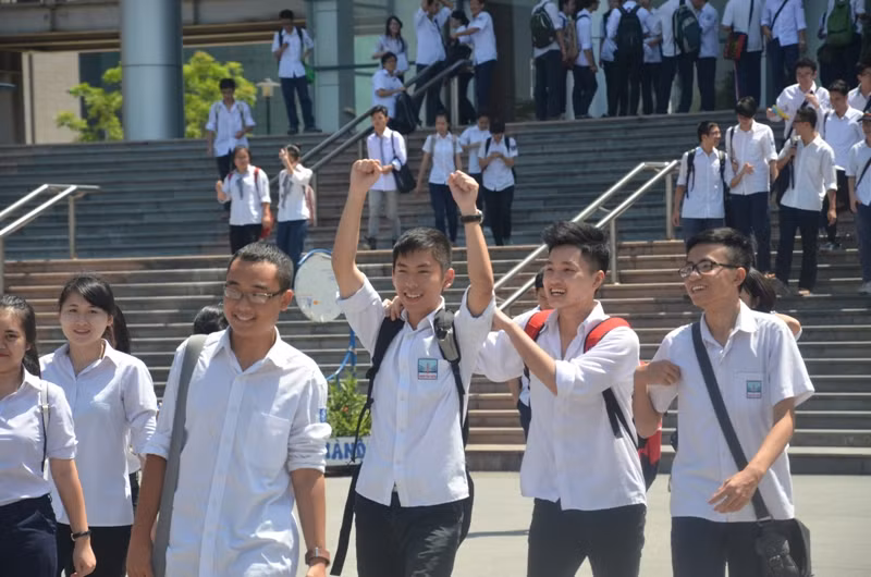 Các thí sinh hứng khởi khi hoàn thành môn thi đầu tiên.