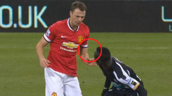 Evans nhổ nước bọt vào mặt Cisse.