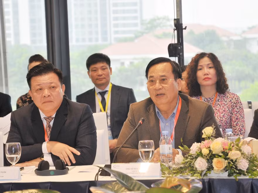 Ông Vũ Đức Giang, Chủ tịch Hiệp hội Dệt may Việt Nam tranh luận cùng lãnh đạo Bộ Công thương về các rào cản với ngành dệt may khi tham gia CPTPP