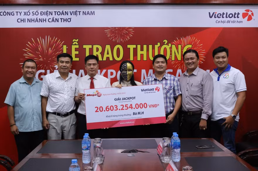Bà M.H che mặt khi nhận giải thưởng Jackpot 20 tỷ đồng