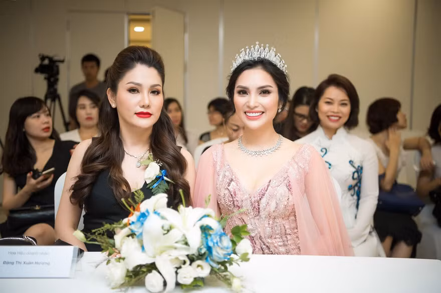 MC Huyền Sâm (trái) Đại sứ cuộc thi mang bộ trang sức trị giá hơn 1 tỷ đồng tại lễ phát động