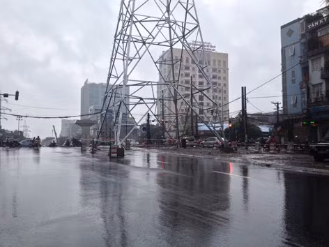 Ngã ngửa, cột điện cao thế mọc giữa ngã tư
