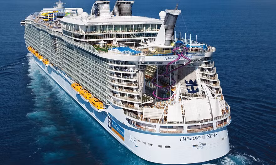 Với chiều dài 362 và chiều rộng 65 m, Harmony of The Seas (tạm dịch: Sự hài hòa của biển) là tàu du lịch lớn nhất hành tinh hiện nay. Thuộc sở hữu của tập đoàn tàu du lịch Royal Caribbean tại Mỹ, nó có thể chứa tối đa 8.880 người.