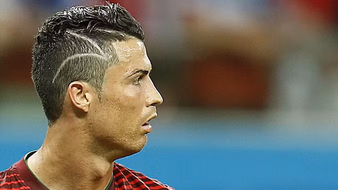 Kiểu tóc mô phỏng vết mổ của Ronaldo ở trận gặp Mỹ. ảnh: EPA 