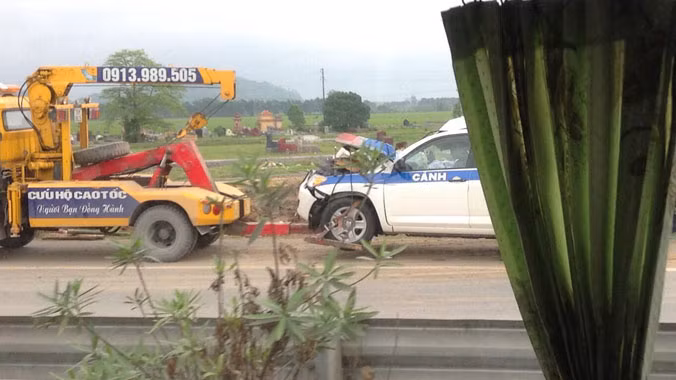  Chiếc xe của lực lượng CSGT gặp nạn. Ảnh: T.D