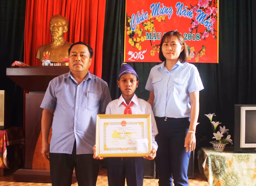 Em Y Nhơng nhận bằng khen 