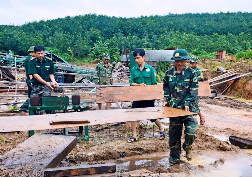 Cán bộ, chiến sĩ Đồn biên phòng 711 giúp nhân dân thu dọn nhà bị sập sau cơn lũ