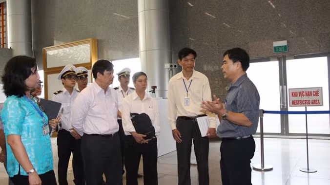 Phó Chủ tịch UBND TP Đà Nẵng kiểm tra công tác phòng chống khả năng lây nhiễm Zika tại Sân bay quốc tế Đà Nẵng. 