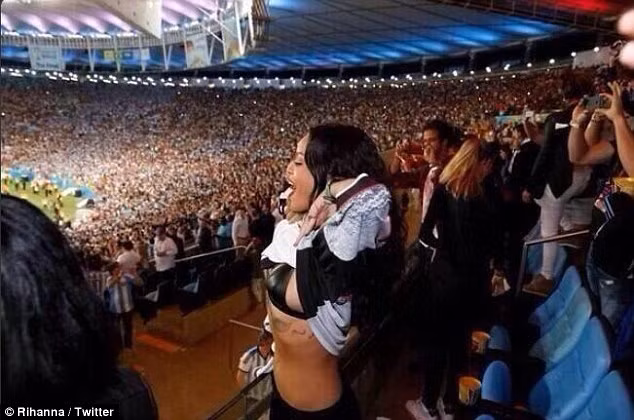 Rihanna khoe ngực ăn mừng Đức thắng Argentina