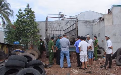 Cơ quan chức năng tiến hành khám nghiệm hiện trường.