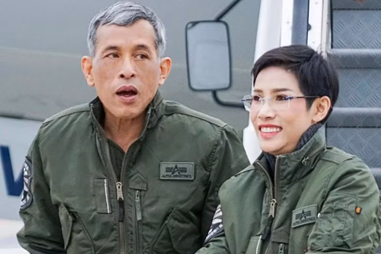 Bà Sineenat Wongvajirapakdi bên cạnh Nhà vua trước khi bị phế truất. (Ảnh: Hoàng gia Thái Lan)
