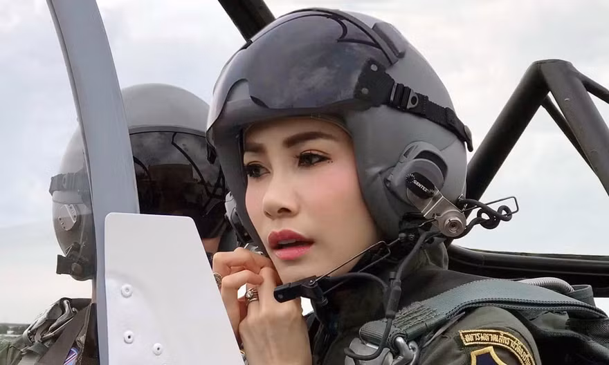 Hình ảnh bà Sineenat Wongvajirapakdi trong quân phục