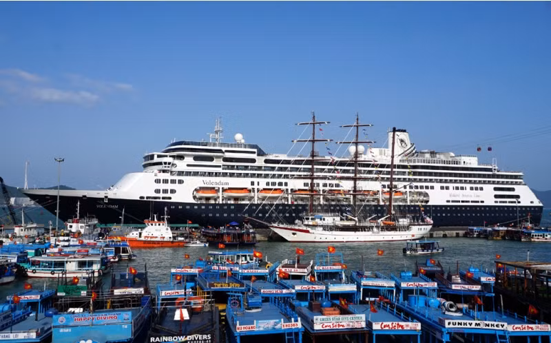 Tàu Volendam cập cảng Nha Trang.