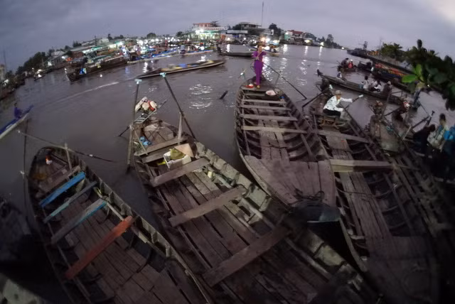 Chợ nổi Ngã Năm (Sóc Trăng) lúc rạng sáng.