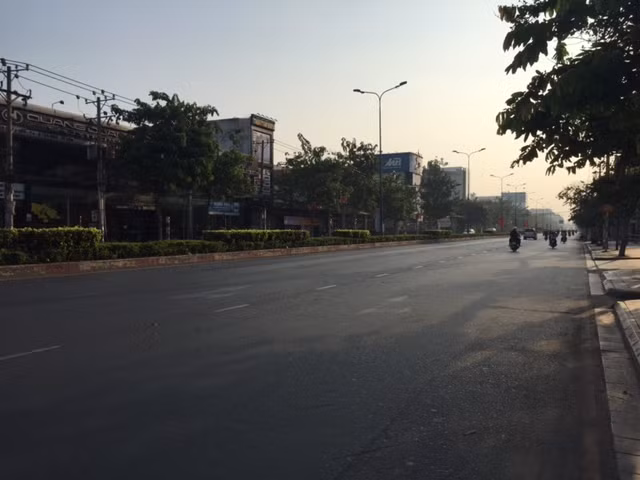 Đường Cộng Hòa vốn kẹt cứng vào mỗi sáng, sáng này chỉ lác đác vài xe qua lại