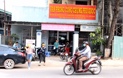 Tại các văn phòng công chứng, số lượng người đến giao dịch giảm mạnh so với tuần trước. Ảnh: Phúc Hưng.