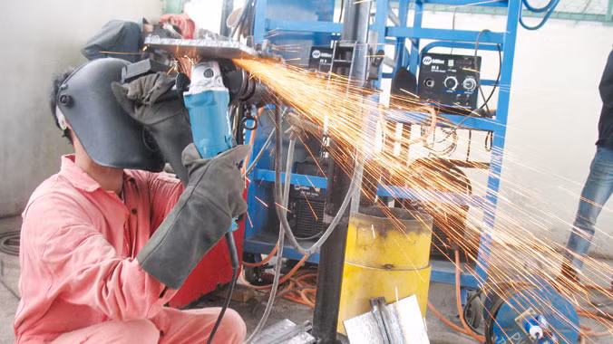 Đa số thanh niên hiện đang thích làm “thầy” hơn làm “thợ”. (Trong ảnh: Học nghề hàn bậc cao 6G - một nghề đang thiếu tại nhiều công trình xây dựng lớn hiện nay). ảnh: Phong Cầm