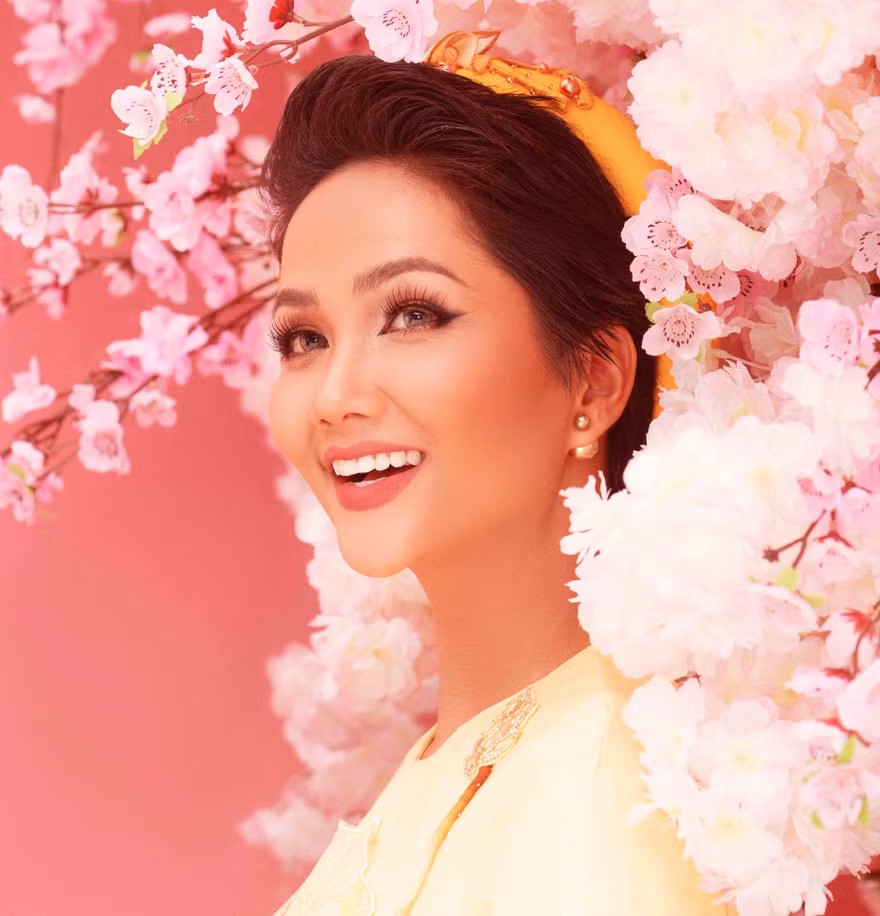 Hoa hậu H’Hen Niê xinh đẹp đón Tết Kỷ Dậu
