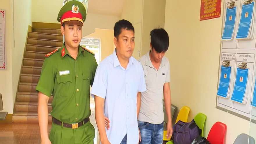Dẫn giải 2 đối tượng Sơn và Công về trại giam