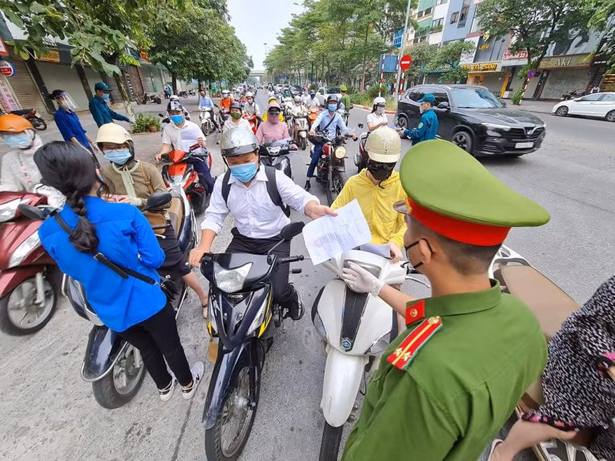 Cảnh sát kiểm tra giấy đi đường.